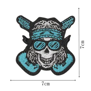 Rock-Totenkopf gestickter Aufnäher mit cooler Sonnenbrille und Gitarren, ideal für Kleidung.