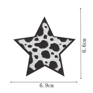 Patch brodé en forme d'étoile avec motif noir et blanc pour décoration de vêtements.