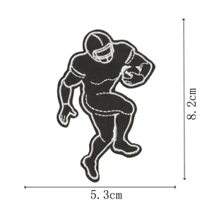 Vue détaillée du patch brodé de joueur de football américain en noir et blanc.