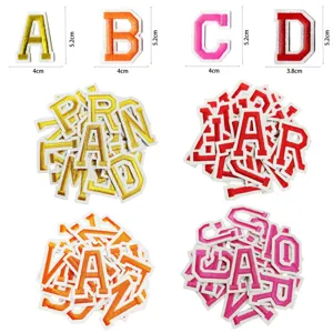 Vue détaillée de patchs alphabet brodés colorés avec des dimensions claires pour le bricolage.