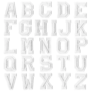 Écussons brodés lettres collège blancs, vue de détail de l'alphabet A à Z pour DIY vêtement.