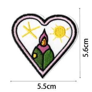 Écusson brodé cœur de style punk, badge de vêtement décoratif DIY avec motif soleil et flamme.