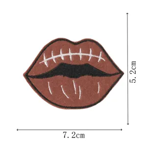 Vue détaillée du patch de broderie lèvres de football montrant clairement les dimensions.