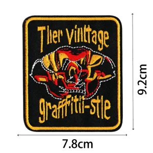 Vue détaillée d'un patch brodé tête de mort style punk mesurant 9,2 cm sur 7,8 cm.