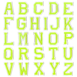 Gros plan détaillé des lettres alphabétiques brodées vert néon de A à Z pour décoration.