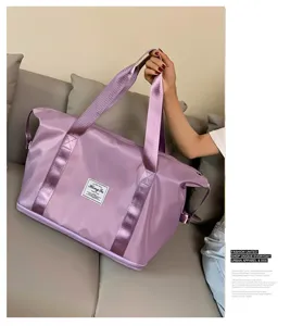 Grosse violette Reise-Tasche mit robusten Griffen für Sport, Fitness und Wochenendtrips.