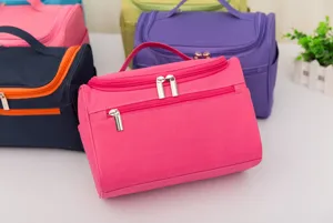 Detailaufnahme der tragbaren Kosmetiktasche mit Reißverschluss und verschiedenen Farben.