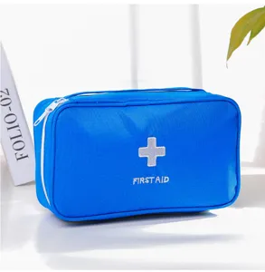 Détail de la trousse de premiers secours bleue portable, sac d'urgence en tissu oxford.