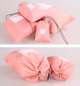 Detailansicht rosa Reise Kordelzug Aufbewahrungstaschen, grosse Packtaschen fur Kleidung.