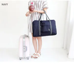 Bolso de viaje de nylon vista detallada, gran bolsa de equipaje plegable con asas.