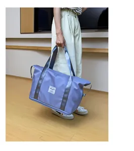Detailansicht einer hellvioletten, großen Reisetasche, ideal für Fitnessstudio und Kurztrips.