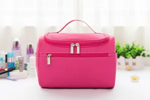 Rosa Kosmetiktasche fuer Reisen mit grossem Fassungsvermoegen, praktischem Griff und Nylon.