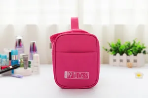Wasserdichte Nylon-Kulturtasche in Hellrosa mit Griff und praktischer Fronttasche.