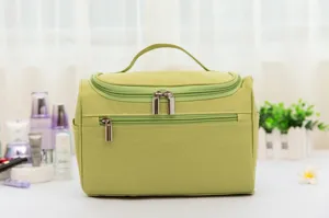 Grüne Reise-Kulturtasche aus wasserdichtem Nylon mit Doppelreißverschluss und Tragegriff.