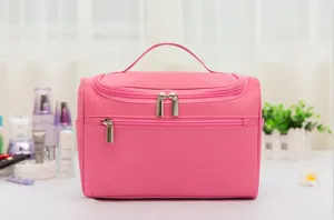 Detailansicht der rosa wasserdichten Nylon Kosmetiktasche mit glatten doppelten Reißverschlüssen.