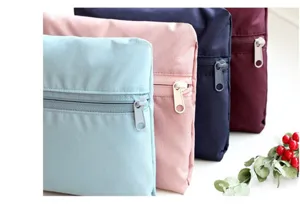 Bolsa de almacenamiento de viaje plegable de nylon, estuche con cremallera portátil multicolor.