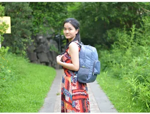 Sac à dos de voyage pliable et léger pour la randonnée, sac étanche gris pratique.