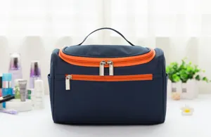 Detailansicht der großen wasserdichten Nylontasche mit orangefarbenen Reißverschlüssen.