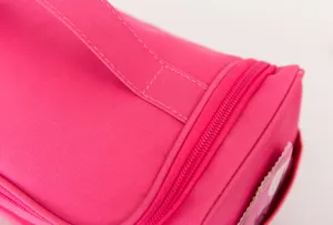 Rosa Nylon Kosmetiktasche Detail zeigt strapazierfähigen Reißverschluss und Griff.