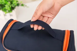 Detailansicht der großen wasserdichten Nylon-Kulturbeutel mit Tragegriff für Reisen ideal.