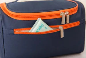 Detailansicht der wasserdichten Nylon Kosmetiktasche mit Reißverschluss und praktischem Vorderfach.