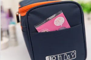 Großkapazität wasserdichte Nylon-Kulturtasche Detail zeigt Fronttasche und Reißverschluss.