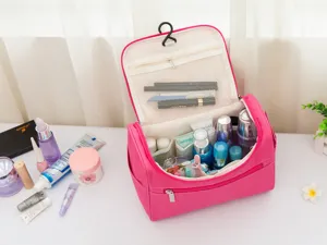 Grosse rosa hängende Kulturtasche mit vielen Fächern und Haken für Reisen und Kosmetik.