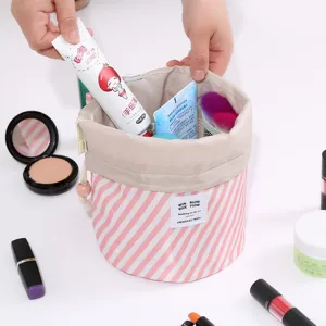 Sac de maquillage cylindrique à cordon rayé rose et blanc, organisateur de cosmétiques.