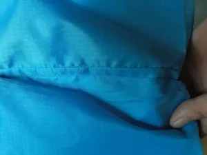 Vue détaillée du tissu du sac à dos voyage imperméable et des coutures solides, qualité durable.