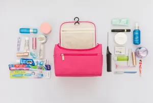 Detailansicht der Hänge-Kulturtasche mit geräumigen Fächern und Haken für einfache Reise.