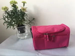 Detailansicht der rosafarbenen Reisetasche mit doppelten Reißverschlüssen und Griff.