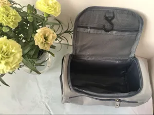 Graue hängende Kulturtasche Detailansicht mit wasserdichtem Stoff und vielen Netztaschen
