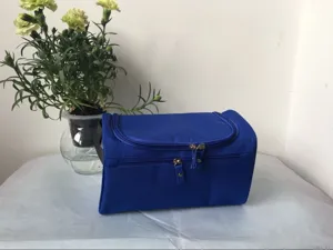 Detailansicht der blauen Reise Kulturtasche, tragbare Outdoor Kosmetik Aufbewahrung Tasche.