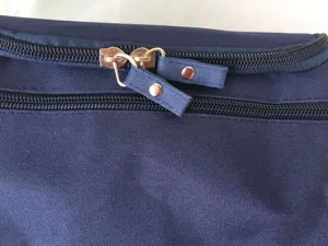 Nahaufnahme des Reißverschlusses der wasserdichten blauen Kulturbeutel Kosmetiktasche.