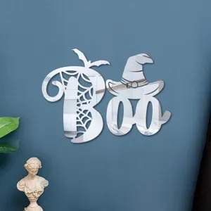 Detailansicht des 3D Acryl Spiegel BOO Wandaufklebers mit Spinnennetz Elementen für Halloween.