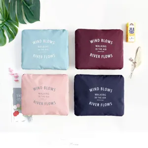 Opvouwbare nylon reistas met grote capaciteit en handtas in vier verschillende kleuren.