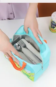 Insulated lunch bag detail showing thick aluminum foil lining and portable design.