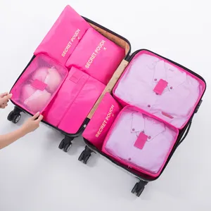 Detailansicht des reise-organizer-sets in rosa zum ordentlichen verstauen von kleidung im koffer