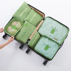 Detailansicht von grünen Reise-Packtaschen im Koffer für eine effiziente Kofferorganisation.