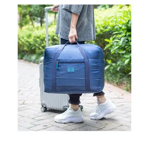Gedetailleerd shot van een blauwe opvouwbare reistas in buitenScène, ideal voor organiseren.
