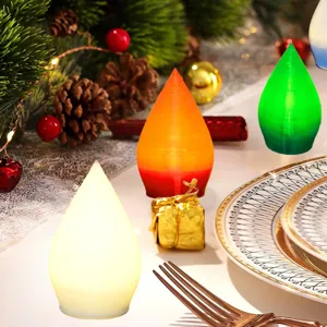Primo piano dettagliato della decorazione luminosa LED a goccia per la tavola natalizia.