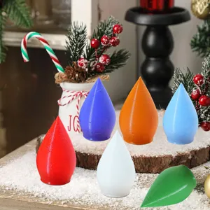 Ornamenti di lampadine stampate in 3D colorate per una bella decorazione di Natale.