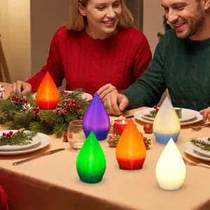 Vista dettagliata di decorazioni luminose a LED a forma di goccia colorate per una festa natalizia.