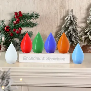 Ornamenti colorati di lampadine LED di Natale dettagli di esposizione della scrivania.