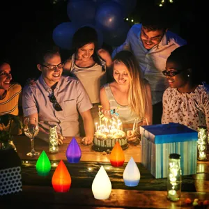 Vista dettagliata delle lampade d'atmosfera a LED 3D colorate su un tavolo da festa festiva.