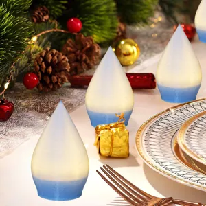Primo piano di ornamenti natalizi a LED luminosi a forma di goccia con sfumatura blu.