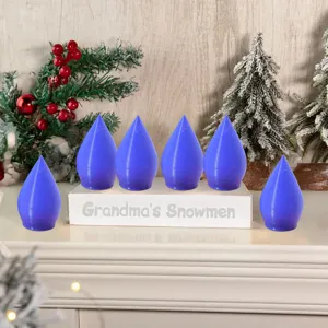 Decorazione lampadina LED natalizia dettaglio scena con luci coniche blu sul supporto espositivo.