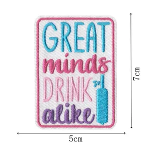 Patch brodé personnalisé avec texte inspirant et motif de bouteille, accessoire DIY pour vêtements.