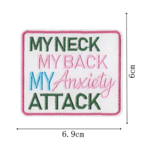 Détail du patch brodé avec texte anglais humoristique et bordure rose pour accessoires DIY.