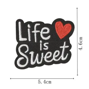 Bestickter Aufnäher mit Life is Sweet Spruch und rotem Herz, ideal für Jacken und Taschen.